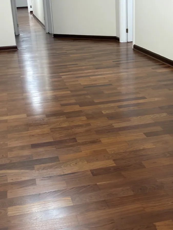Assoalho de madeira restaurado em corredor de apartamento